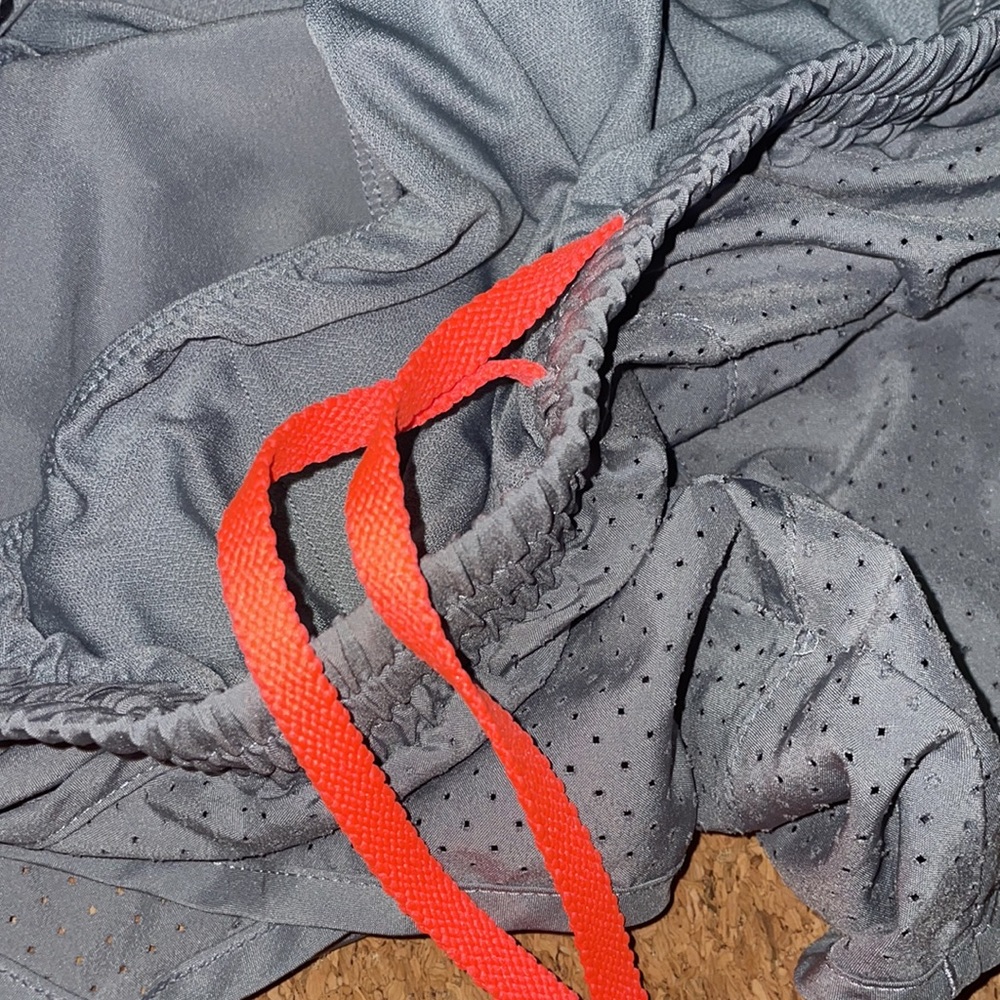 Under Armor Womens Shorts - Picture 2 of 2